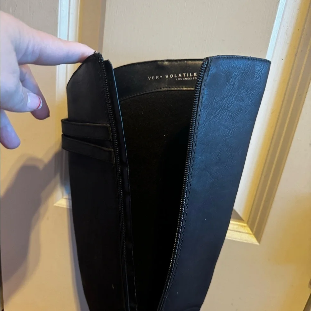 Very Volatile Black Knee High Women’s Boots Faix Leather Side Zipper Sz 7.5